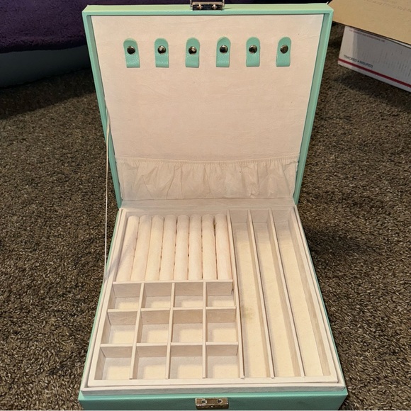 Other - Jewelry box mint green
